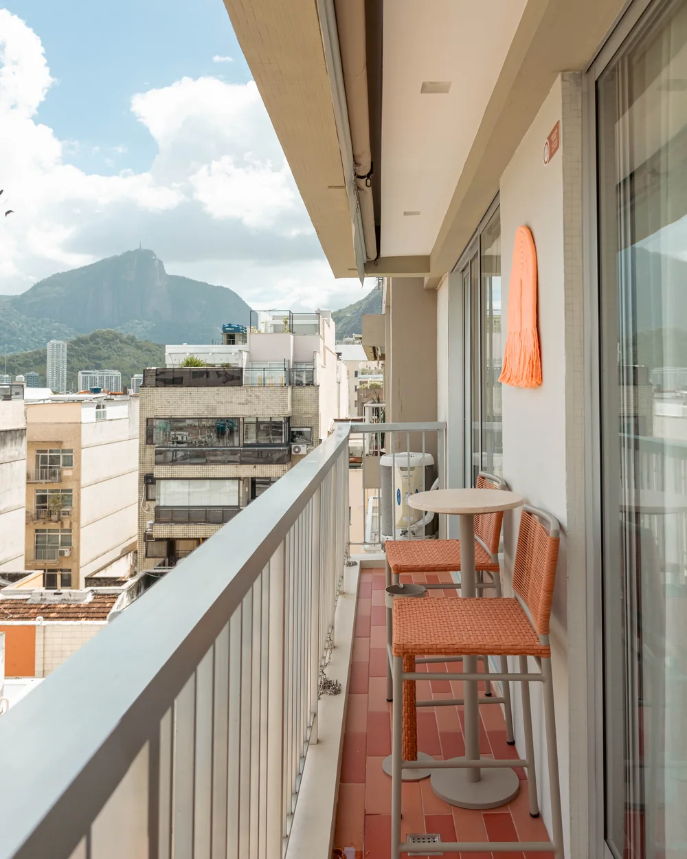 Varanda do apartamento com os telhados de Ipanema