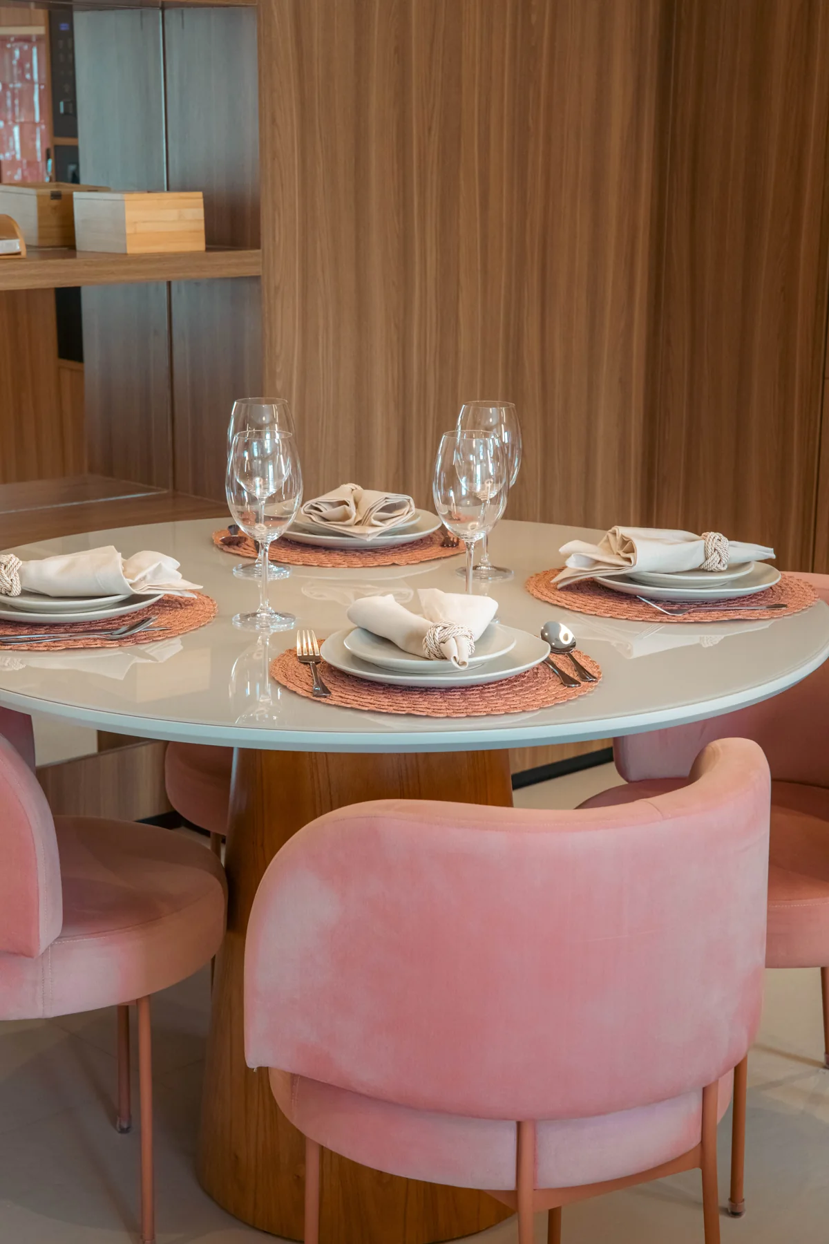 Mesa de jantar posta, com cadeiras rosa