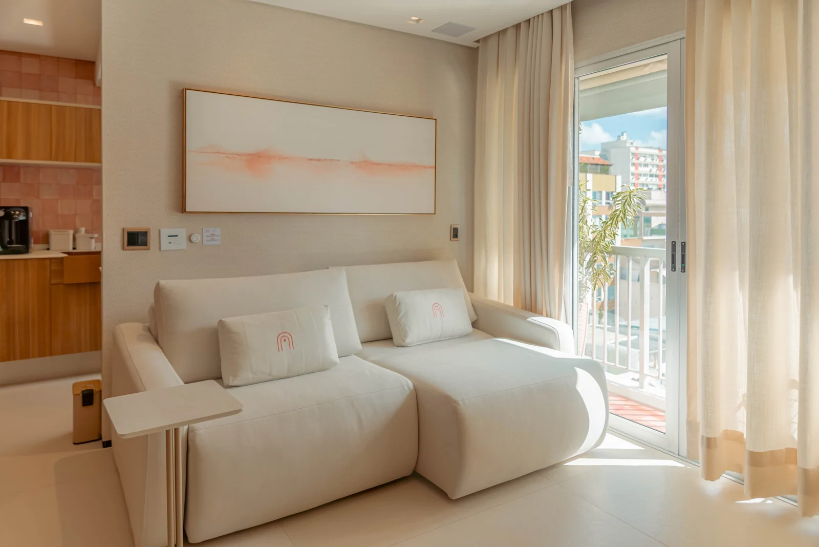 Sala do apartamento com sofá claro e marcenaria em madeira