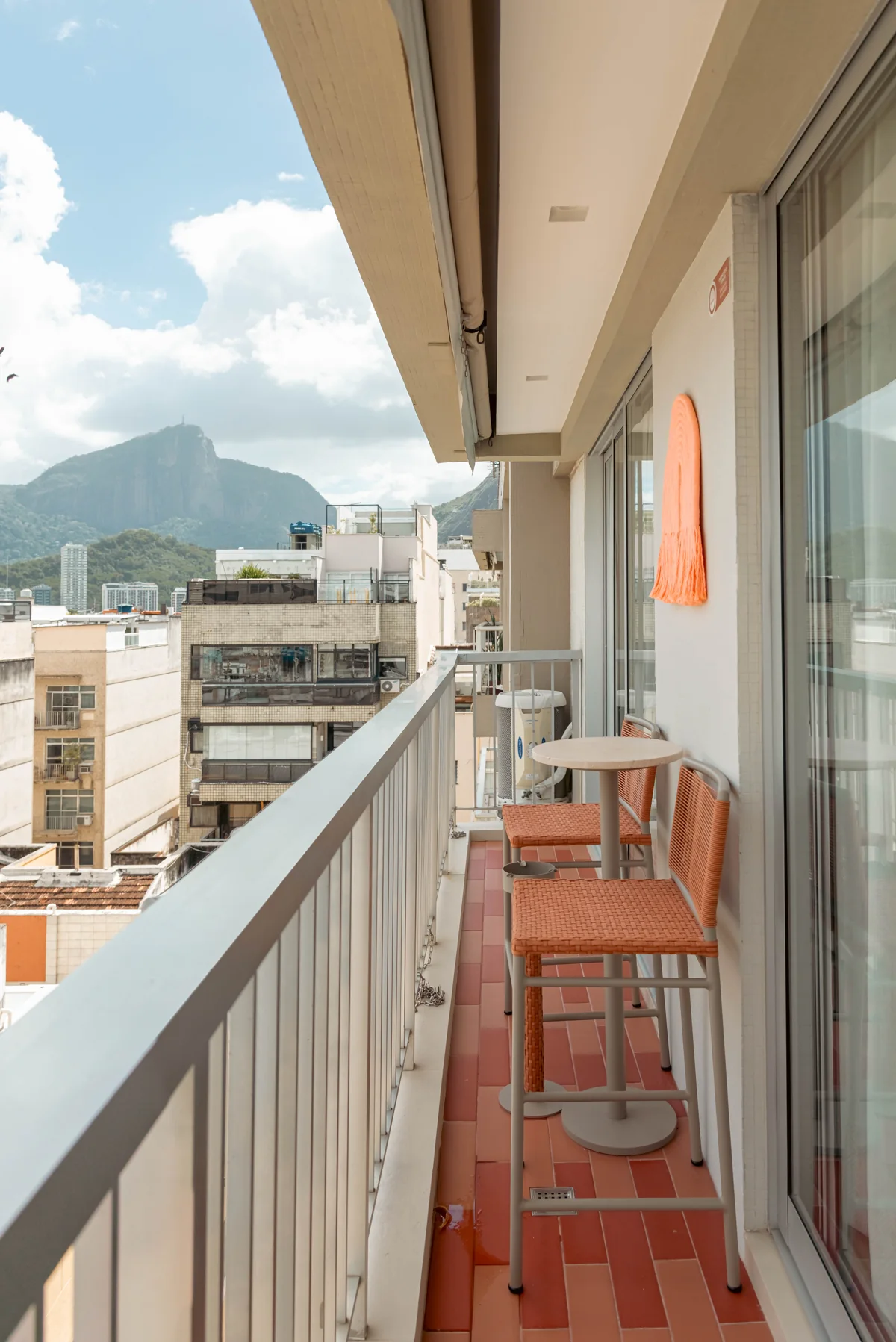 Varanda do apartamento com os telhados de Ipanema