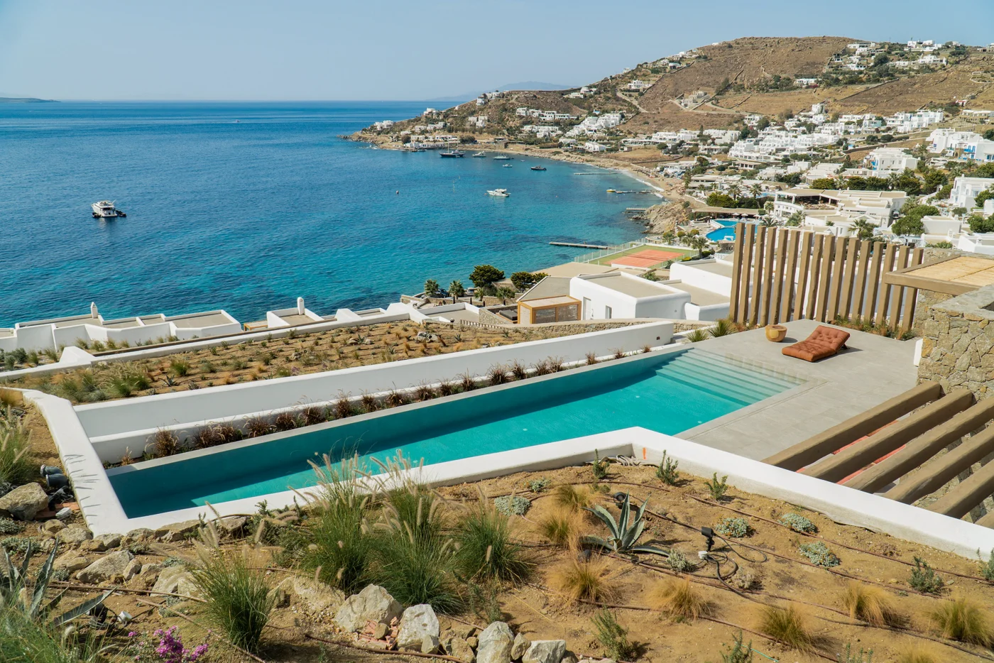 A piscina da casa sobre a baía de Agios Ioannis, com o Egeu ao fundo