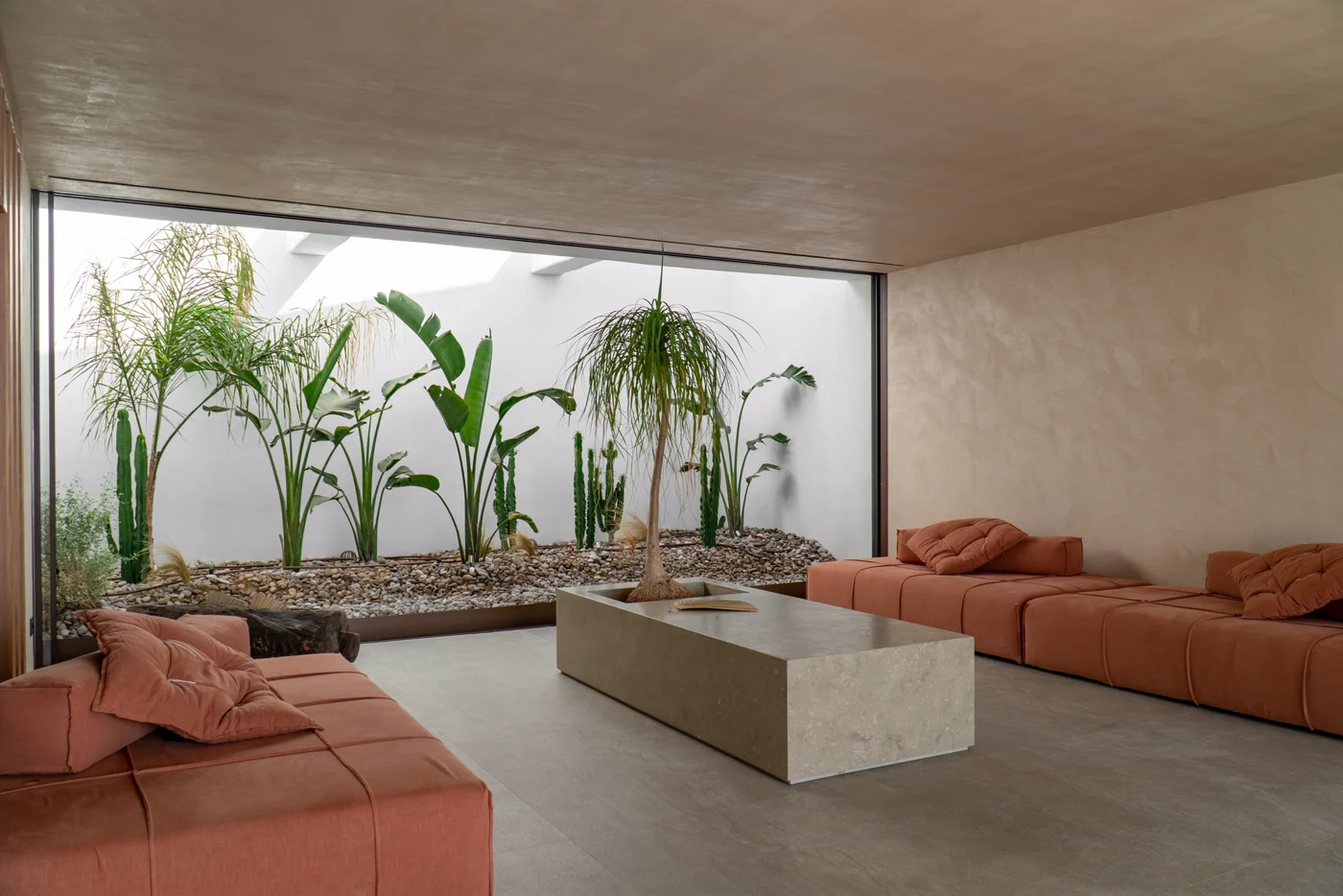 Espaço de estar da casa, com o Egeu ao fundo