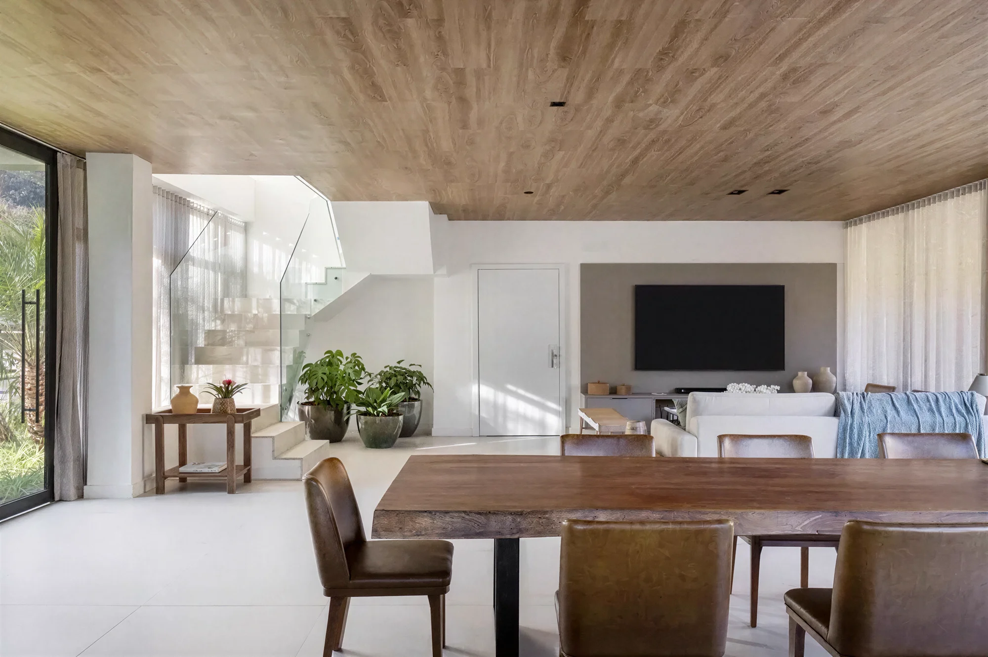 Sala de jantar integrada, com mesa de madeira maciça