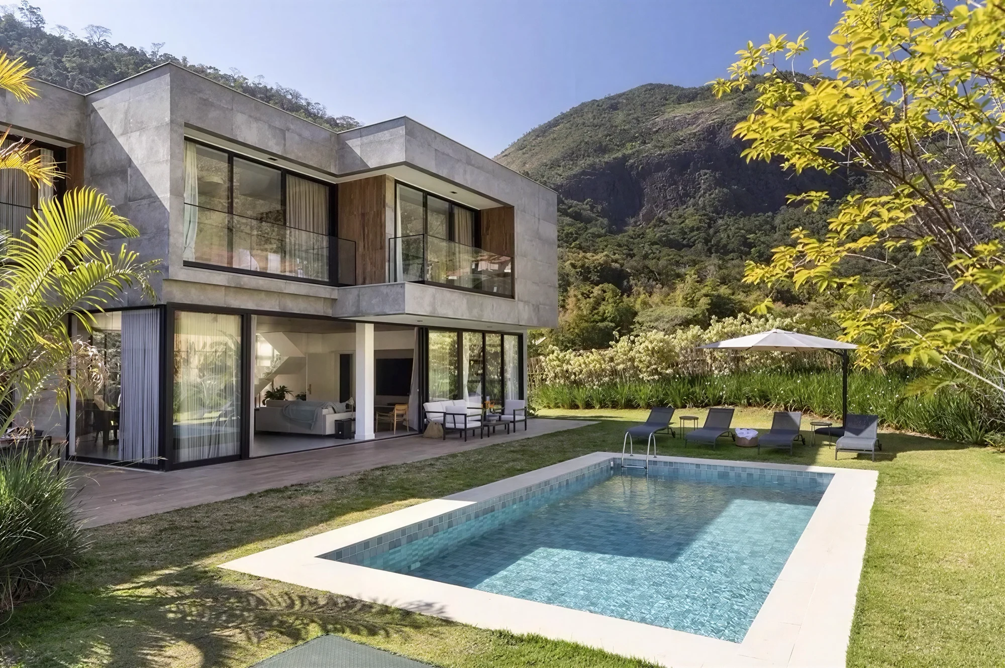 Casa contemporânea da Voyage Villas em Petrópolis, com piscina e a serra ao fundo