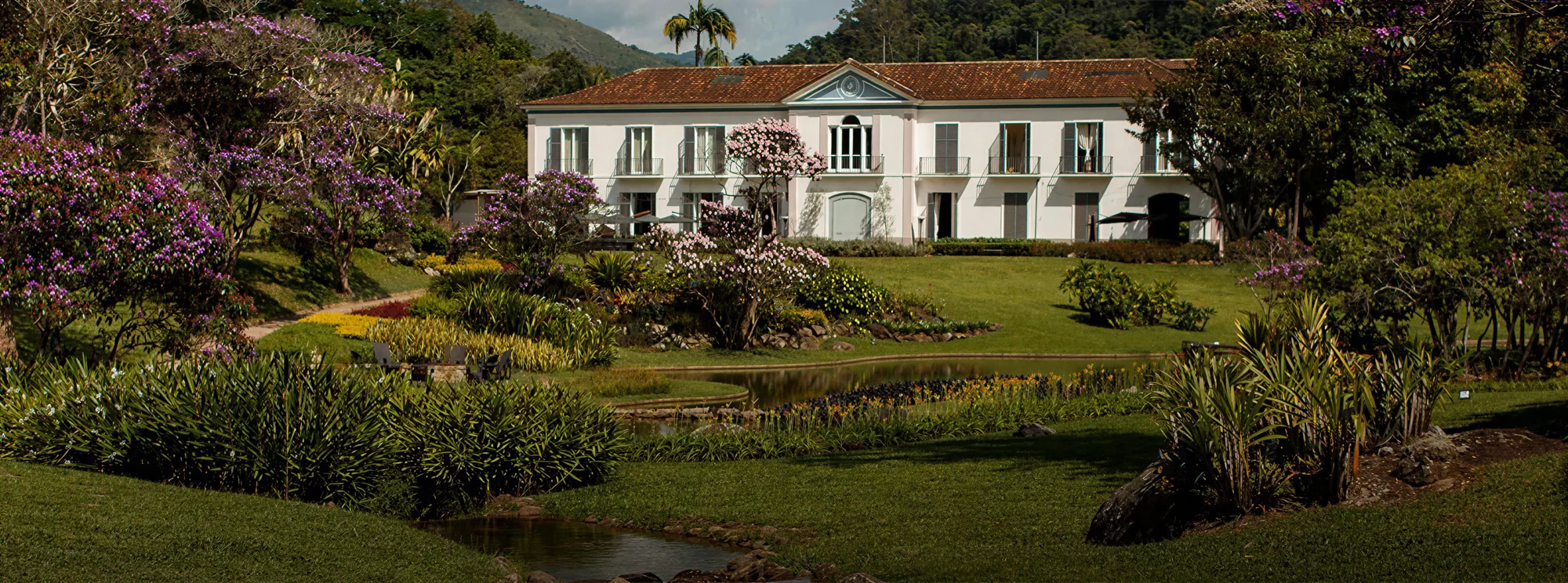 Casarão histórico em meio aos jardins, no Marambaia, Petrópolis