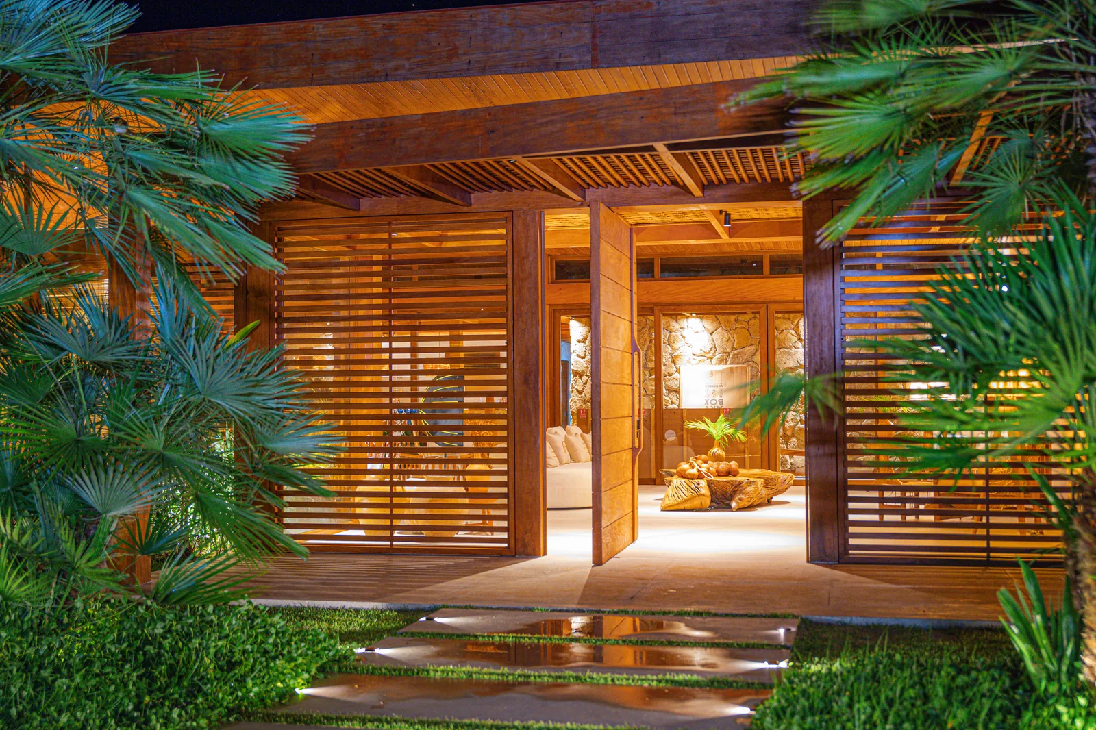 Entrada iluminada da Voyage Villas Trancoso