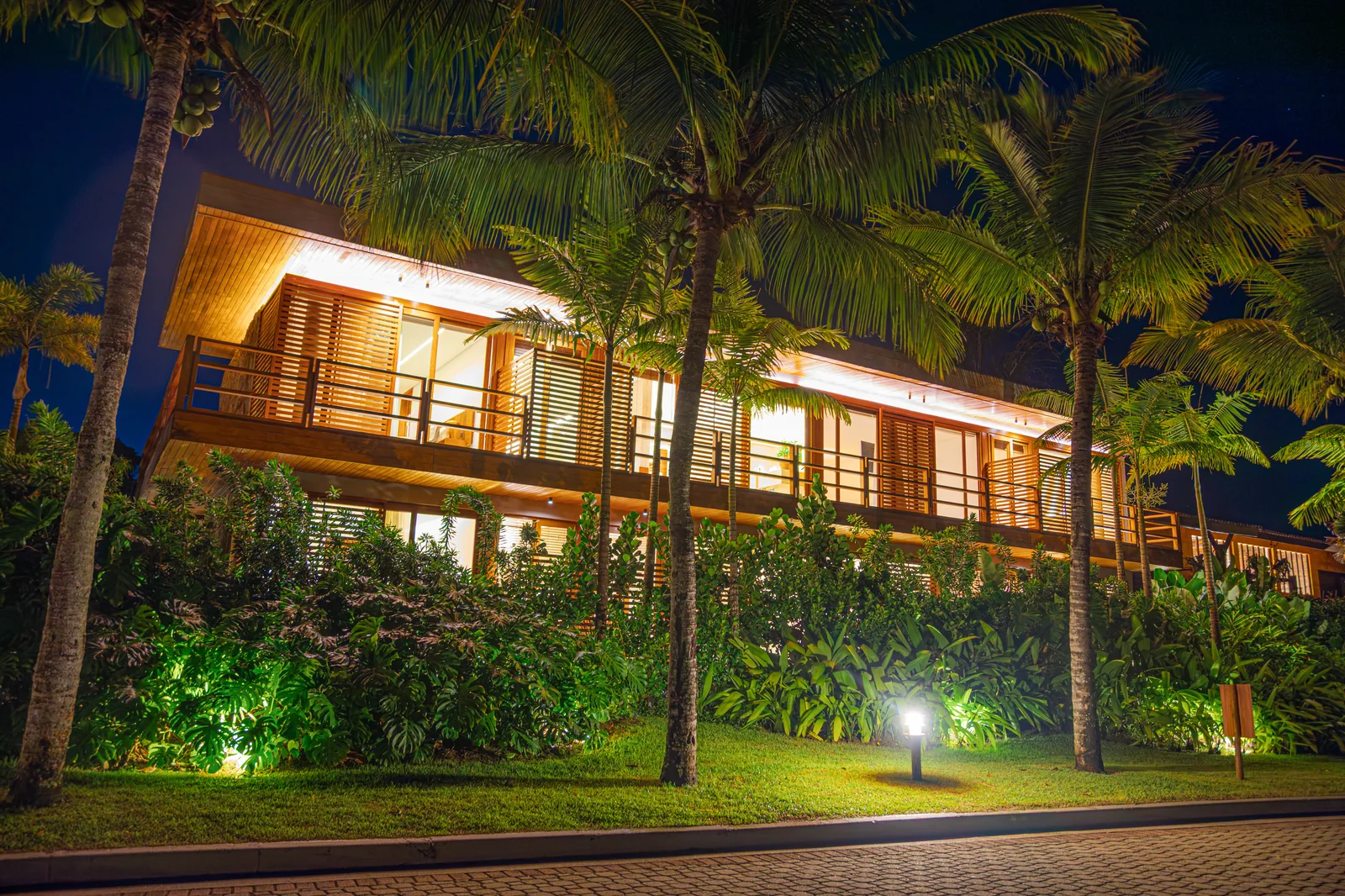 Fachada da casa de Trancoso ao anoitecer