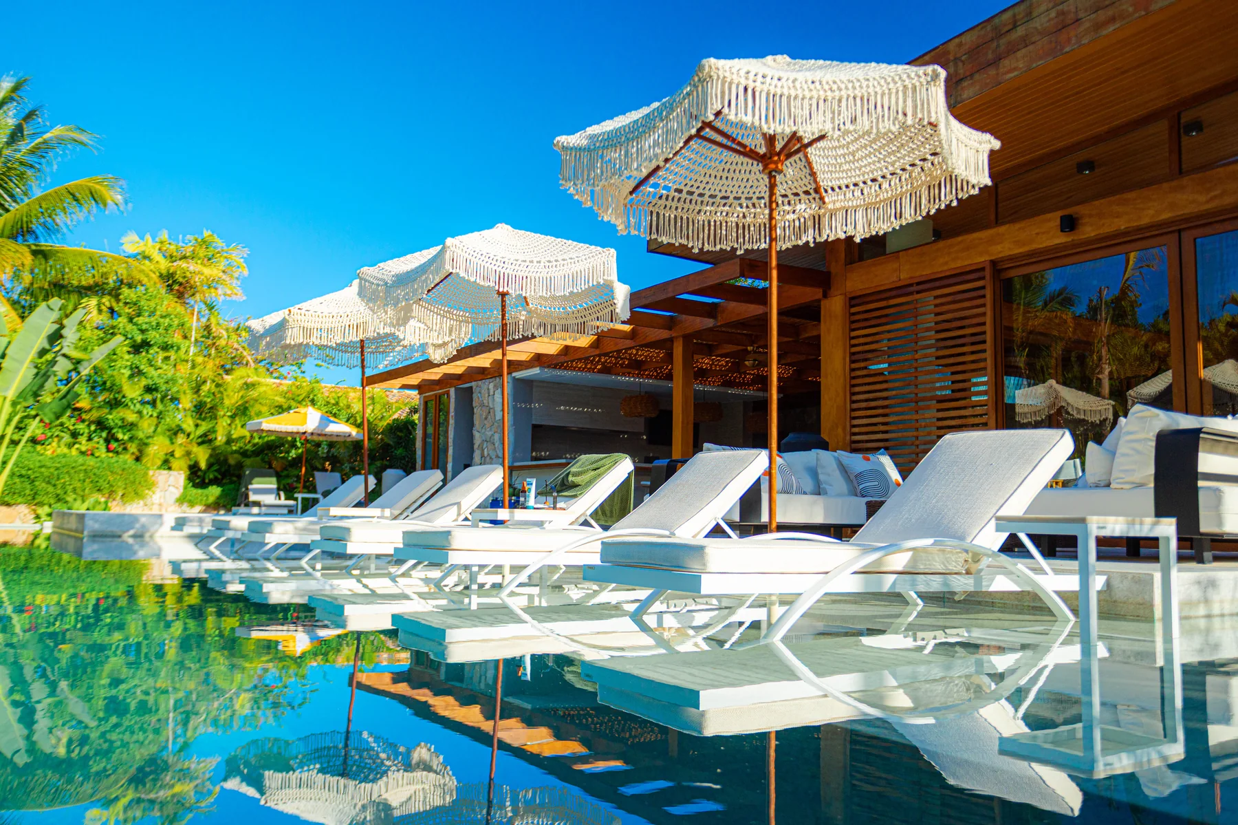 Piscina e espreguiçadeiras da Voyage Villas Trancoso
