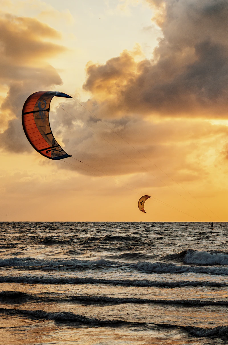 Kitesurf ao nascer do sol no litoral do Ceará